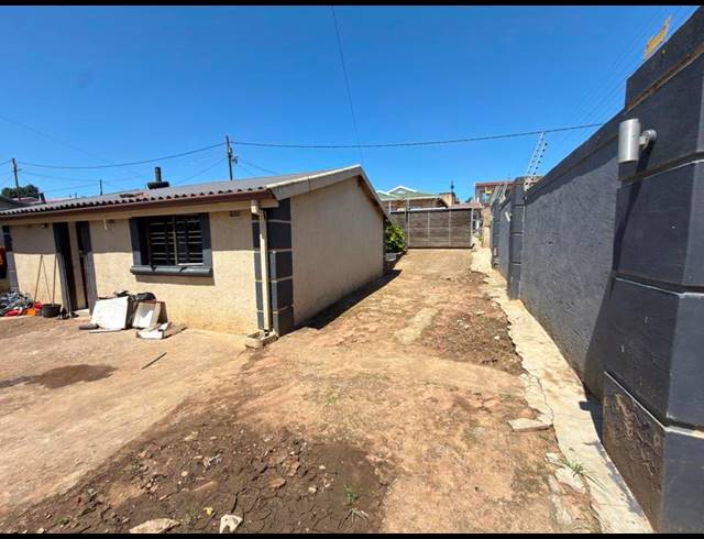 2 BEDROOM HOUSE FOR SALE IN KWAMASHU